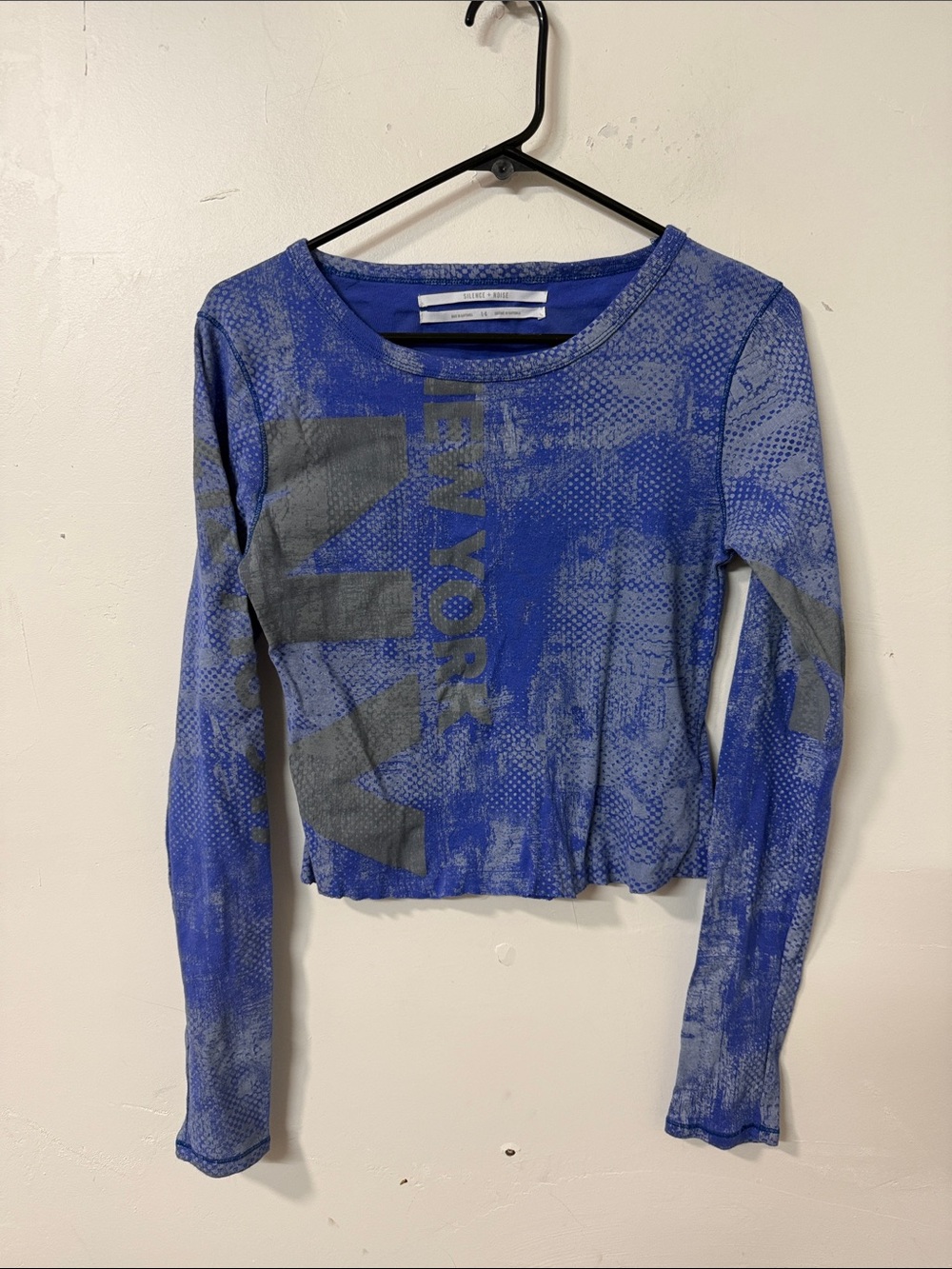 silence + noise Blue and Gray 'New York' Long-Sleeve Crop Top